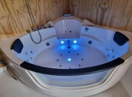 Apartamento Loft con 2 dormitorios, Jacuzzi y Garage，位于坎布里尔斯的酒店