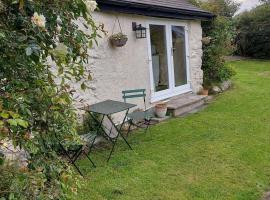 Apartment in the village of Moelfre，位于莫伊尔弗雷的酒店