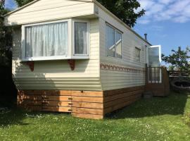 Caravan in Moelfre village，位于莫伊尔弗雷的酒店