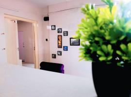 Little While global-Micro hotel- Backpacker friendly- near metro，位于加尔各答的酒店