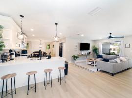 New 6min to 3 Sister Springs, Spacious, Fun with Game Room，位于克里斯特尔里弗的酒店