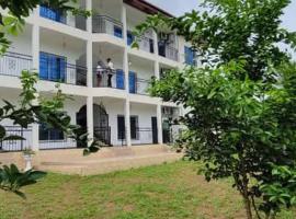NDEMAZE Guesthouse Apartments，位于Bébamboué的酒店