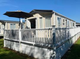 2 Bed Static Caravan sleeps 6 Saxmunham，位于萨克斯曼德姆的带泳池的酒店