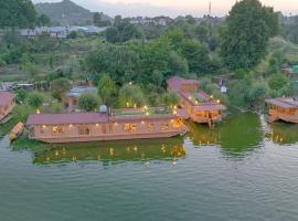 Peacock Houseboats，位于斯利那加的酒店