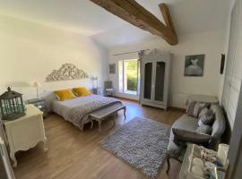 Le Chai de Villiers，位于Villiers的带泳池的酒店