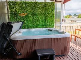 Cozy Lake Retreat Lake Views & Amazing Games Room，位于Hamurana的酒店