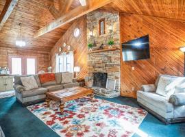 Spacious Gatlinburg Cabin Home Hot Tub King Beds Game Room，位于加特林堡的酒店