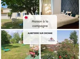 Maison 2 chambres- grand jardin-WIFI - au cœur du village AUBETERRE -visites- conciergerie J&N
