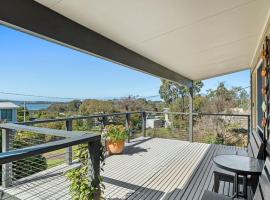Rhyll Retreat with Water Views，位于Rhyll的酒店
