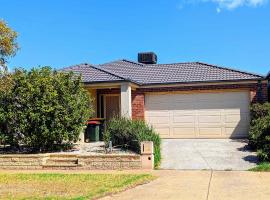 Point Cook Gem 5BR Family Home walk to shops and parks，位于库克角的酒店