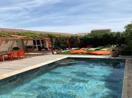 Beautiful villa with private pool，位于塔韦勒的酒店