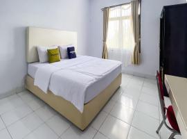 Urbanview Hotel Grand Seven One Kota，位于Manna的酒店