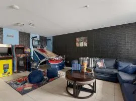 Newark Gem 6BR, 5BA - Sleeps 24 - Walk to Prudential Center and Newark Penn Station, Near EWR and American Dream Mall, includes Parking - WiFi - Laundry - Backyard - Gym