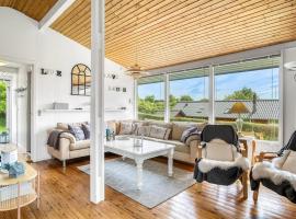 Charming little cottage，位于Roslev的酒店