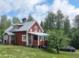 Charming Family-Friendly Villa，位于Lesjöfors的酒店