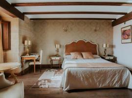 卡萨富尔特宫酒店，位于Zarrat&oacute;n的带热水浴缸的酒店