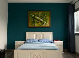 Chic Dakar Rooftop Bedroom WiFi shared Kitchen，位于达喀尔的酒店