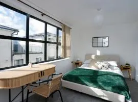 Stylish Seaside Stay - Spacious Ramsgate Apartment - New Build, Underfloor Heating, Perfect Location