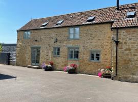 RusticRetreat-4Guests-Fireplace-Parking-Garden，位于Hinton Saint George的酒店