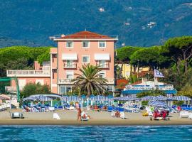 快乐酒店，位于马里纳-迪-皮特拉桑塔的酒店