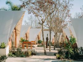 Costa del Sol Glamping Village，位于福恩吉罗拉的酒店
