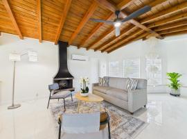 3 Bedroom 2 Bath Beachside House With Hot Tub!，位于卫星海滩的酒店