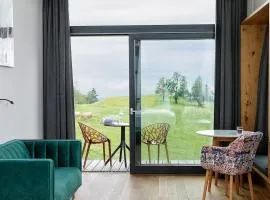 Design-Chalet mit Teilseeblick, Pool, Spa & Restaurant