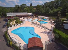 Camping Le Chêne Gris，位于Pommeuse的酒店