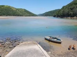 Beautiful rustic sea cottage, 2km Kob Inn