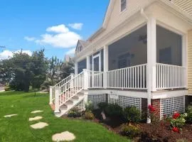 Hill House - Pet friendly, In town with water views!