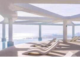 "BOUTIQUE H8" Beach Roof Terrace Infinity Pool Bar SPA Padel Swimming Pool，位于卡耐特蒂贝兰格的酒店