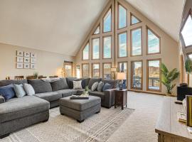 Apple Valley Home, Shared Golf Course On-Site，位于弗农山的酒店