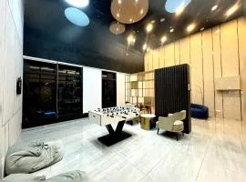 Modern 2BR Home 5 Queen Beds, Near Attractions