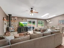 Great Cabin with AC Firepit Fireplace