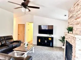 HOT TUB! King Bed-Firepitt-Near Airport& Freeway