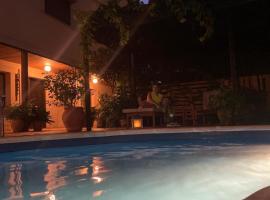 CR Hanami House Boutique 4 Estrellas，位于纳瓦孔塞霍的酒店