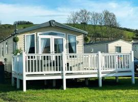 Spacious and modern 3 bedroom Doniford Bay Haven Caravan Park Static Caravan，位于沃切特的酒店