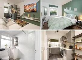 City Vibe Haven - Modern 2 Bed Apartment with High Speed WI-FI