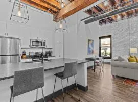 Riverfront Loft - Walk to Arch, Casino, Conventions in Minutes