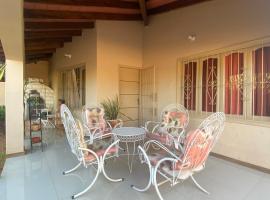 Casa AMPLIA CON PATIO Y COCHERA，位于Nemby的酒店