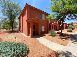 Pool & Hot Tub Close to hiking trails in Kanab，位于卡纳布的酒店