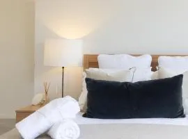 Luxury Avenue Retreat-Sleeps 8, Fireplace, Central, Garage, 4 bedroom, 2 bathroom, BBQ