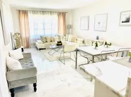 CHIC 1BR 2BA CONDO 1 Block to Aventura Mall