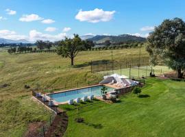 Stay in Mudgee The Grove, The Church, And Premium Private Homestead，位于马奇的酒店
