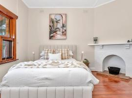 The Marobwen - Charming City Retreat near West Beach