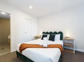 Sophisticated Kingston Retreat Near the Foreshore - Hosted by Canstay