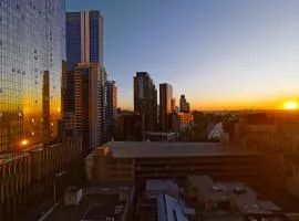 CBD Park Views Retreat with free parking - up to 4 pax