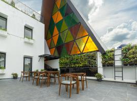 Svarnabumi Hotel，位于Pondokgede哈利姆·珀达纳库苏马机场 - HLP附近的酒店