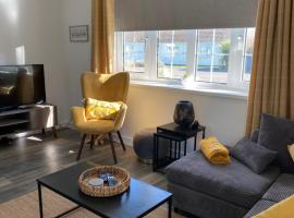 44 Gower holiday village Ty Gŵyr Cosy 2 bedroom Chalet with a seasonal indoor pool，位于斯旺西的木屋