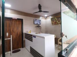 HOTEL VALLABHA RESiDENCY，位于拉加蒙德里的酒店